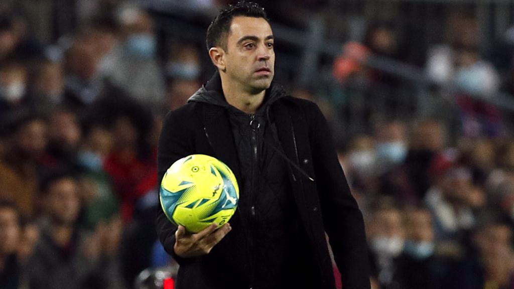 Xavi Hernández con el balón en la mano.