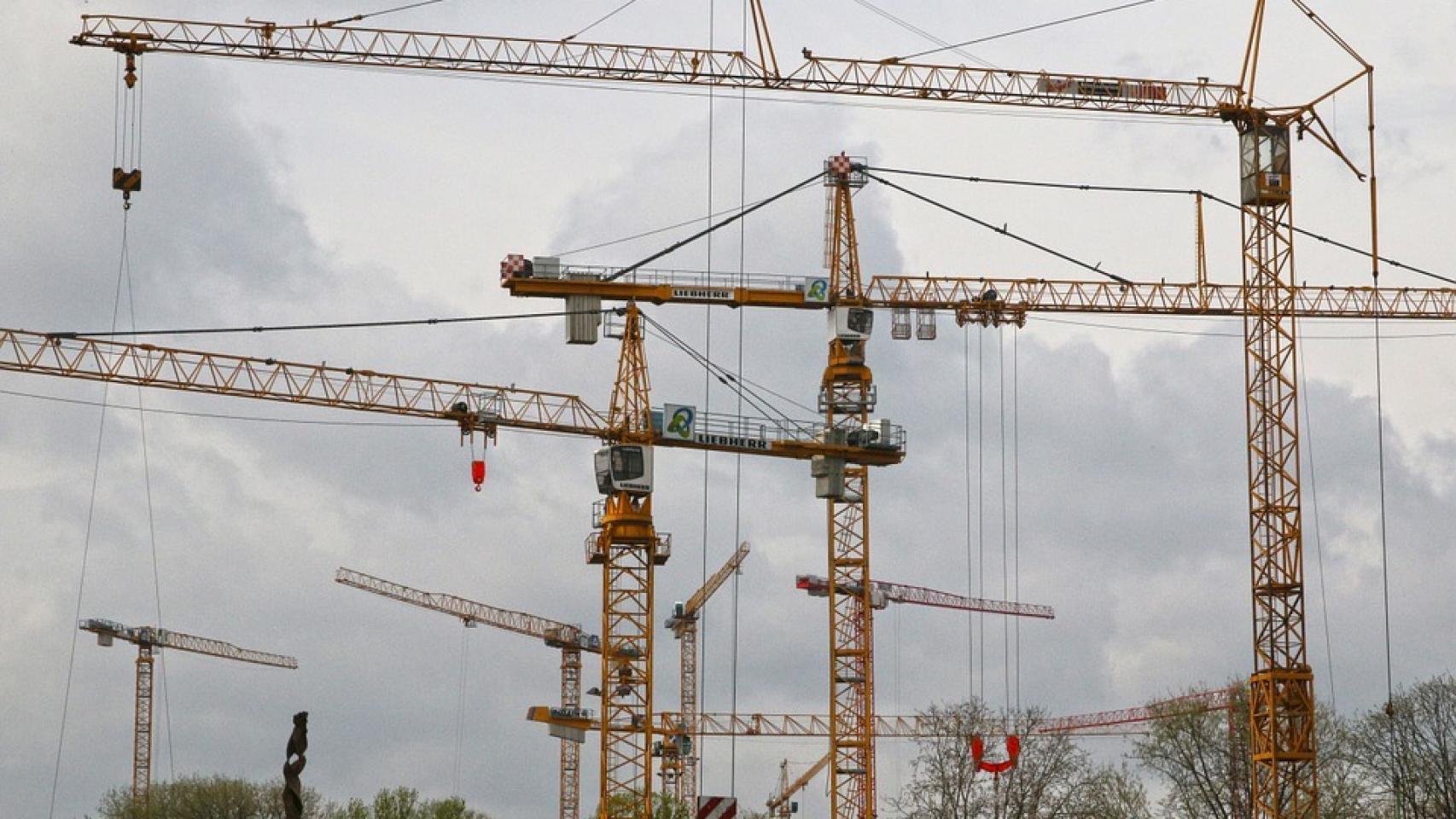 Grúas de una promoción inmobiliaria en construcción.