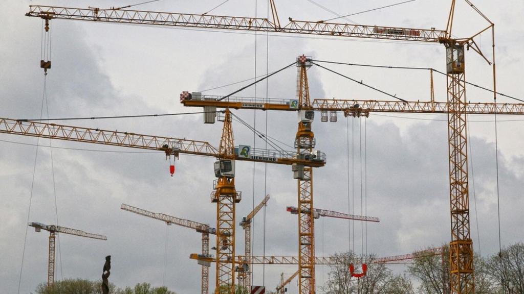 Grúas de una promoción inmobiliaria en construcción.