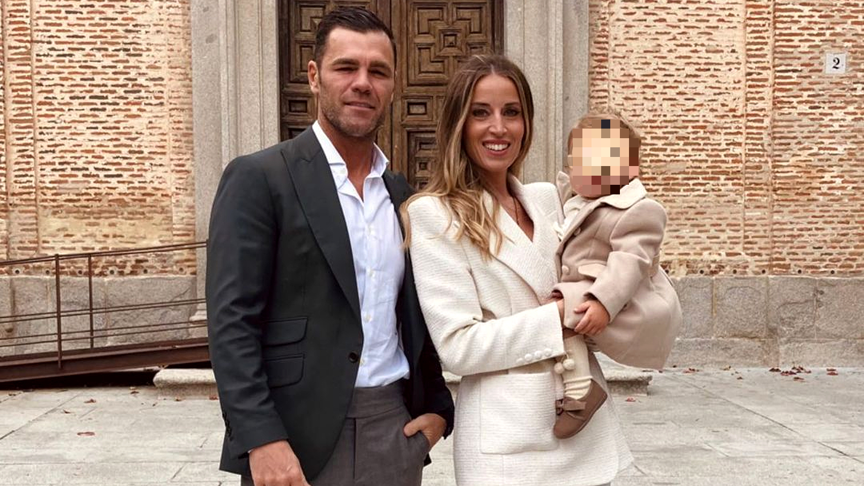 Fonsi Nieto y Marta Castro junto a su hijo, Hugo, en una imagen de sus redes sociales.