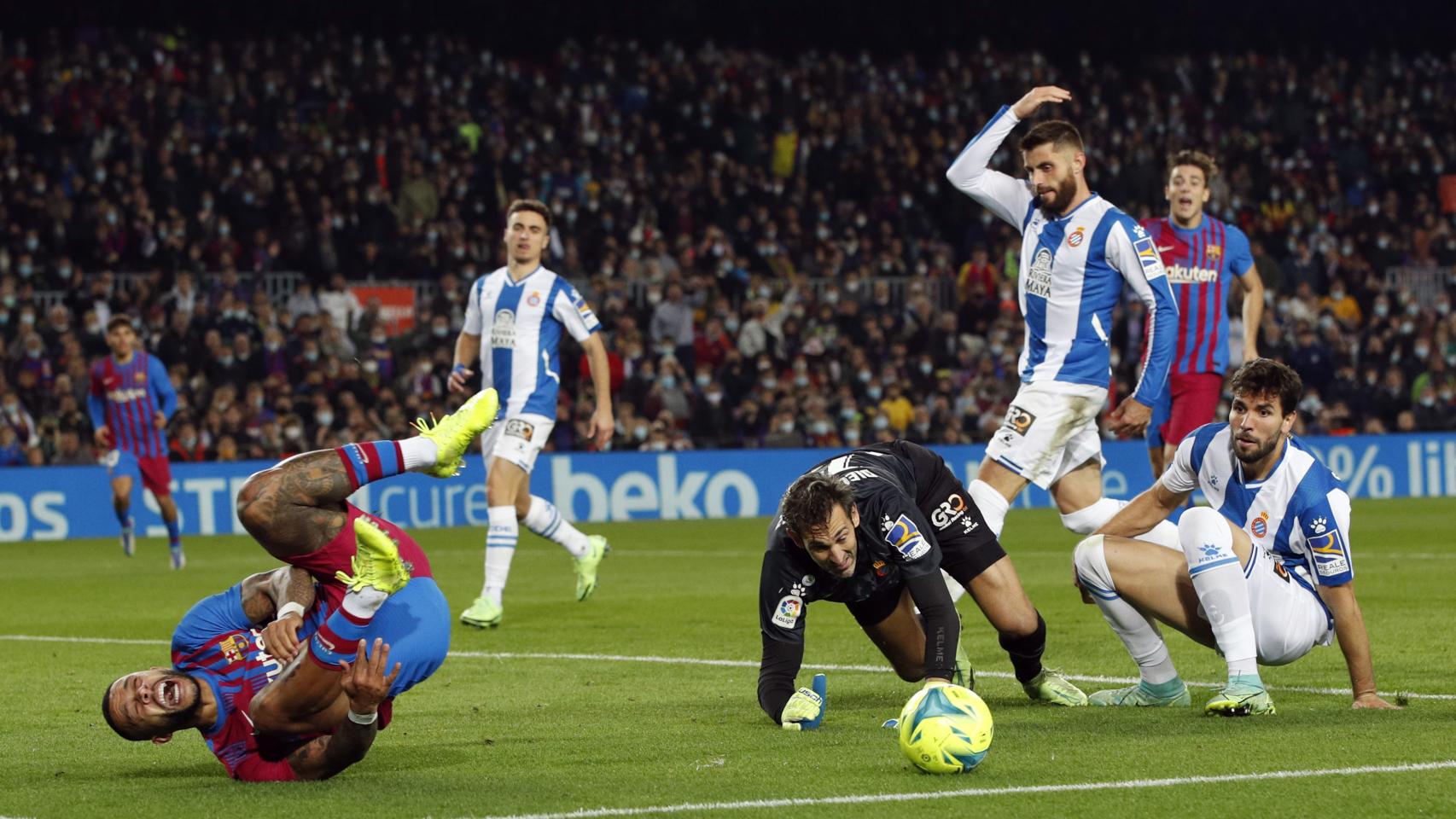 Depay, en el suelo tras el penalti señalado