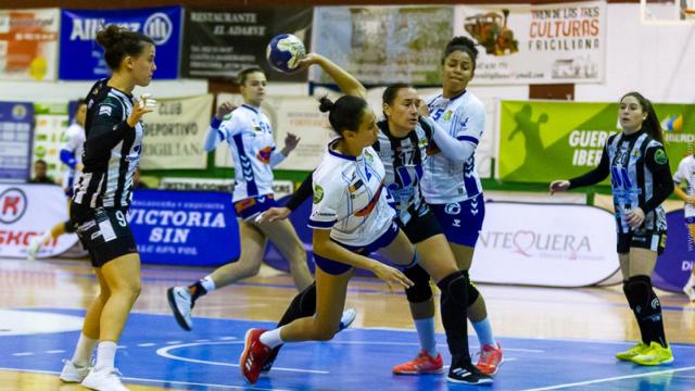 El equipo malagueño no puede frenar la ofensiva del Granollers.