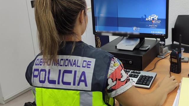Una agente de la Policía Nacional investigando en un ordenador.