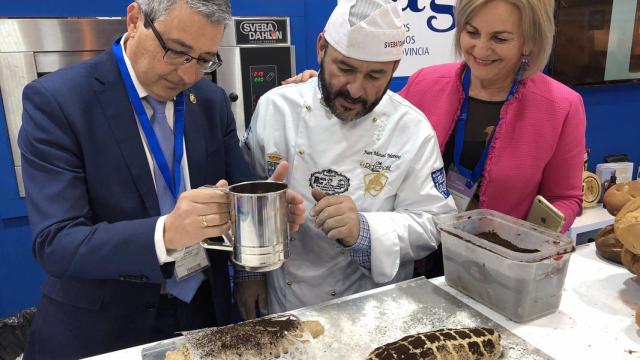 El presidente de la Diputación, Francisco Salado, y la directora de Sabor a Málaga, Leonor García-Agua en la feria de gourmets de Madrid en una imagen de archivo.