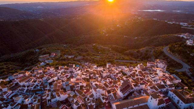 Canillas de Aceituno nos está esperando en un paraje inefable.