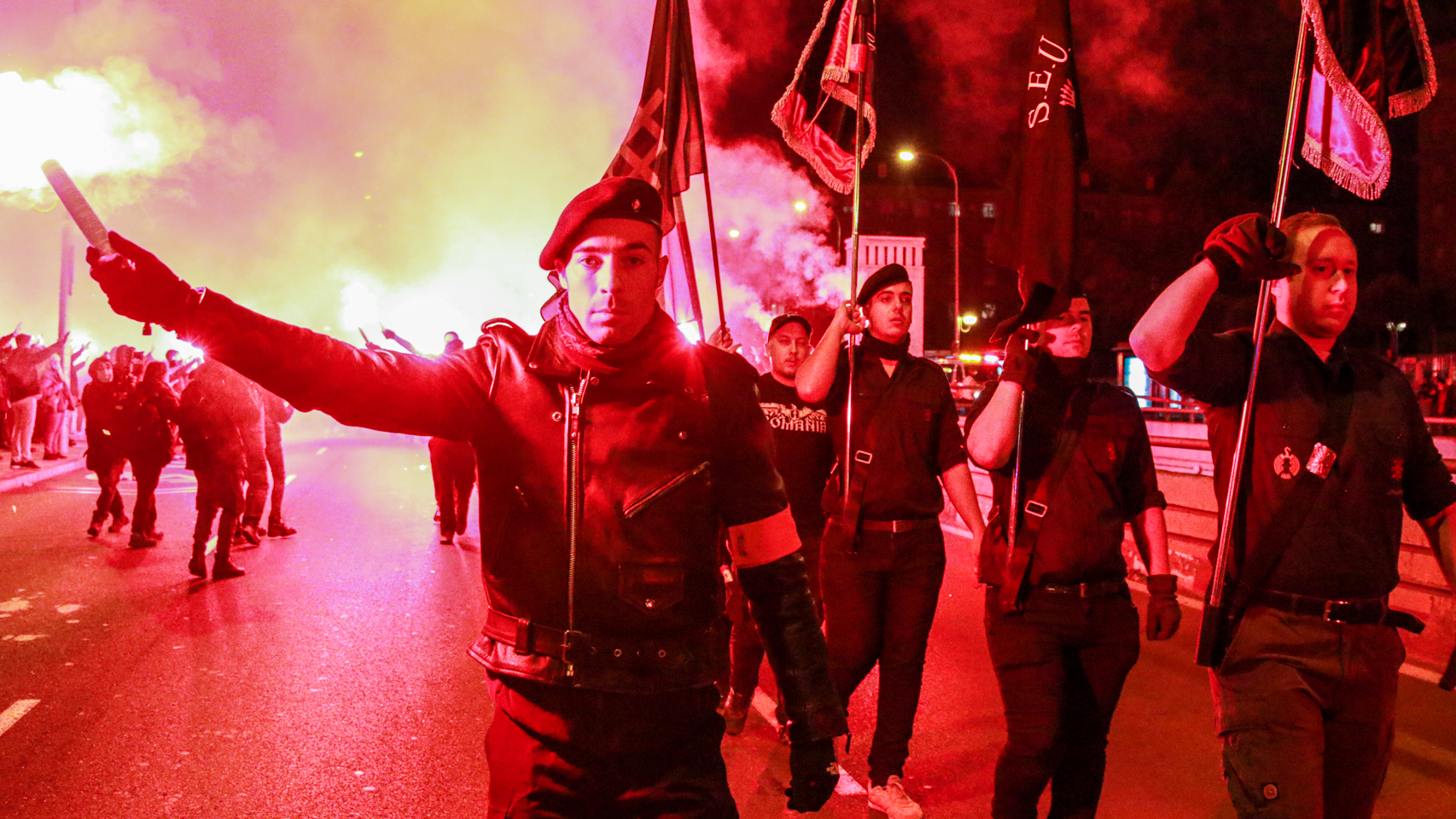 Marcha falangista con bengalas y banderas en el centro de Madrid.