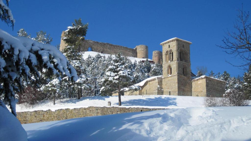 Aguilar de Campoo - Preciosa vista invernal del conjunto formado por la iglesia de Santa Cecilia y el castillo