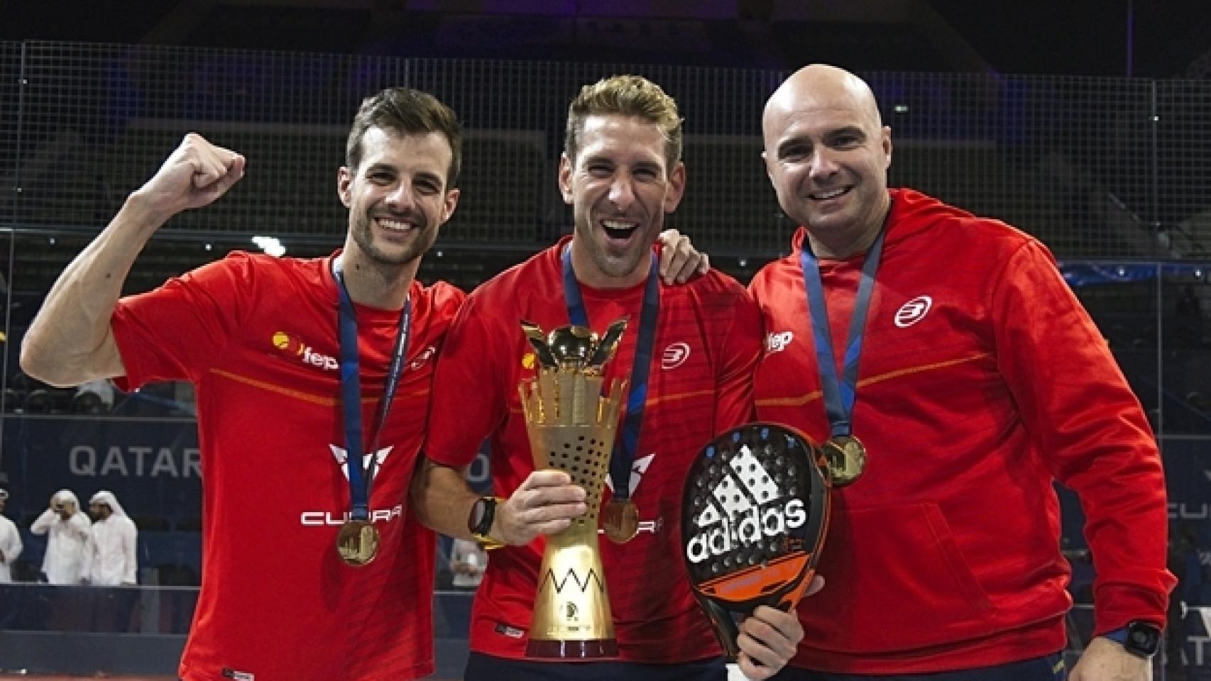 Los malagueños Álex Ruiz, Momo González y Juanjo González conquistan la corona mundial de pádel.