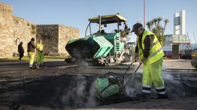 Varios operarios asfaltan la vía Ánimas, en A Coruña.