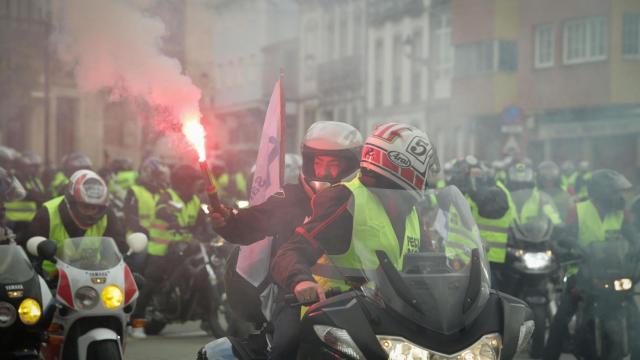 Varios hombres participan en una caravana motera por el futuro de la planta de Alcoa de San Cibrao.