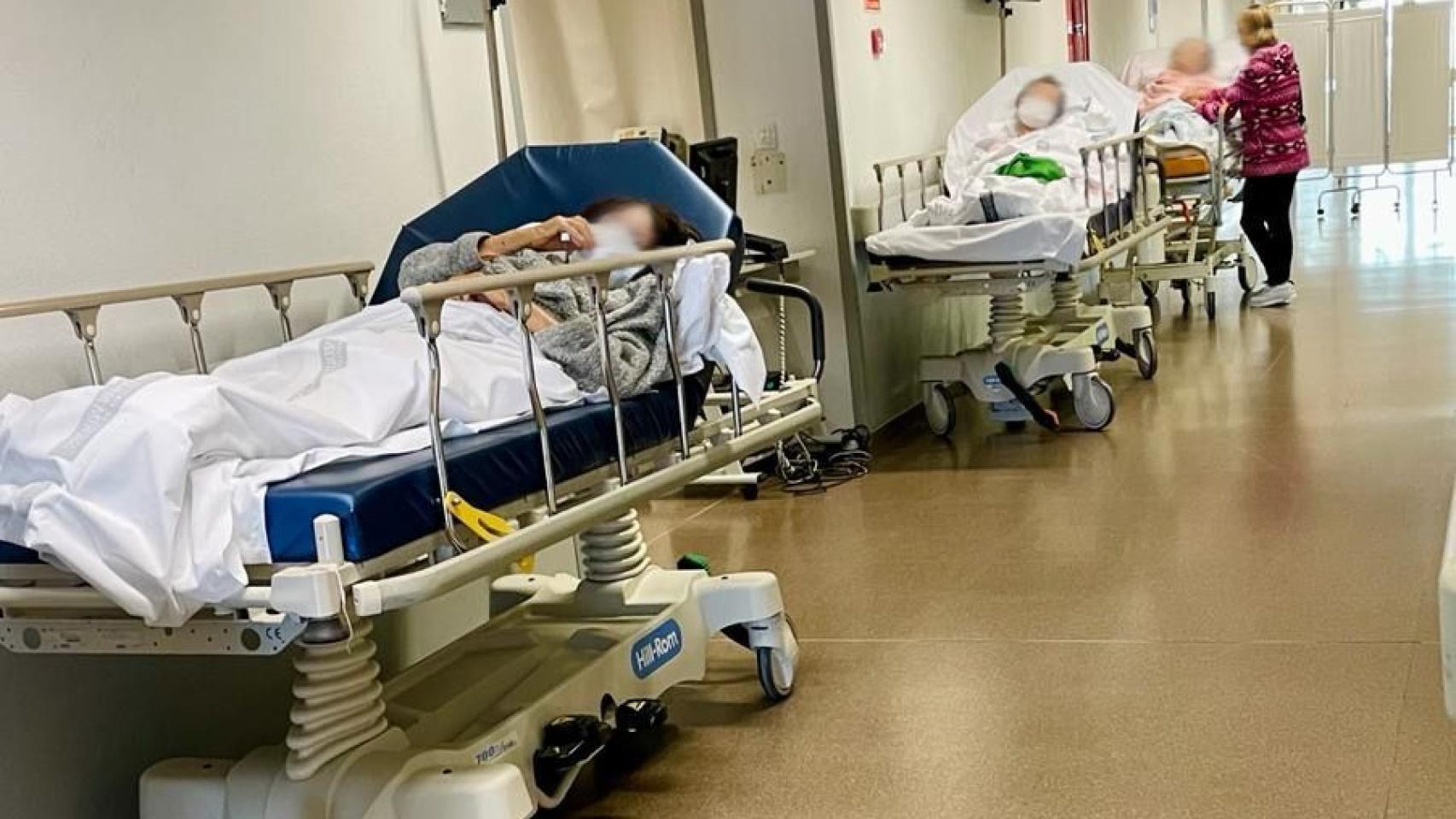 Pacientes en los pasillos del Hospital Universitario de Torrevieja.