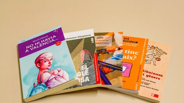 Los cinco libros que va a distribuir la Comunidad Valenciana en todos los centros de Secundaria.