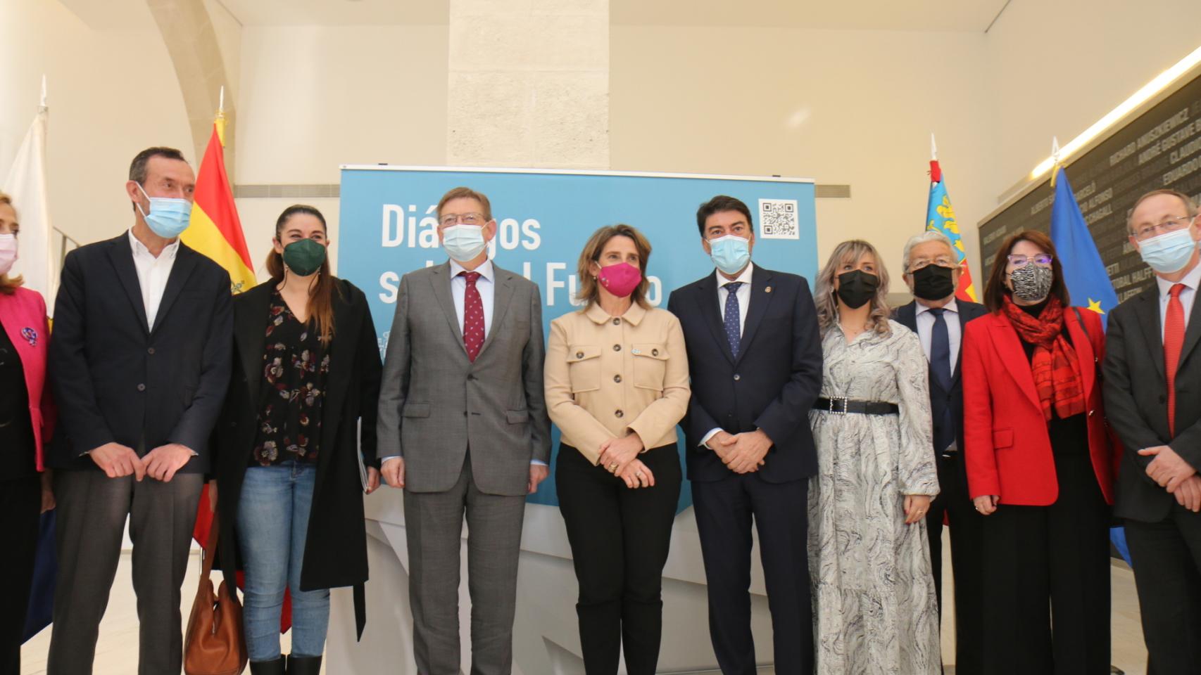 El alcalde en la presentación del acto junto a la ministra y el presidente de la Generalitat.