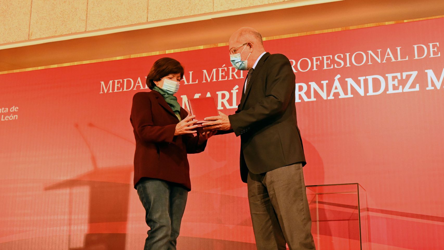 Francisca, la madre de la cooperante salmantina asesinada, recibe la medalla de manos del vicepresidente Igea
