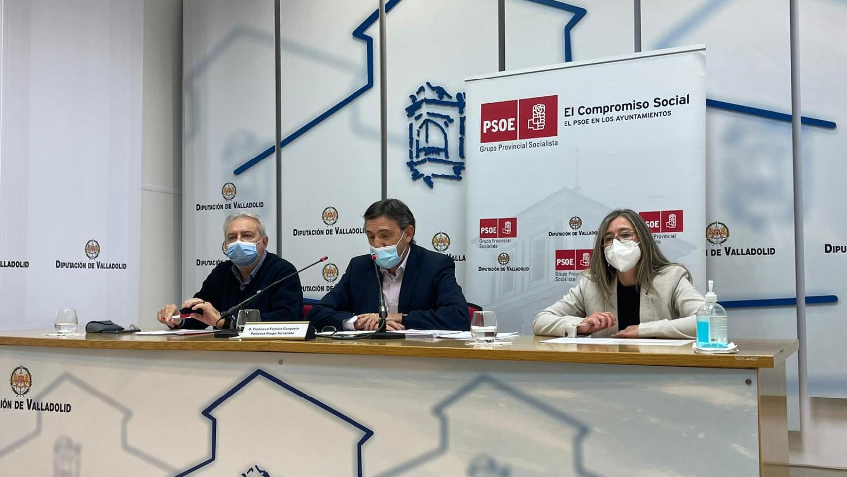 El portavoz del grupo provincial socialista, Francisco Ferreira, (centro) durante una intervención del partido