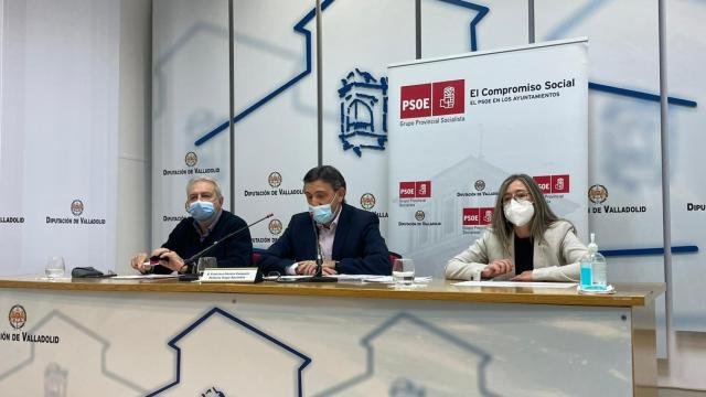 El portavoz del grupo provincial socialista, Francisco Ferreira, (centro) durante una intervención del partido
