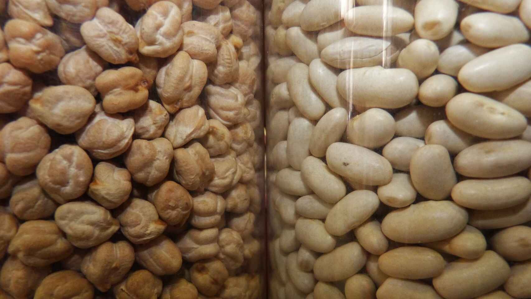 Recipientes de vidrio con garbanzos y alubias.