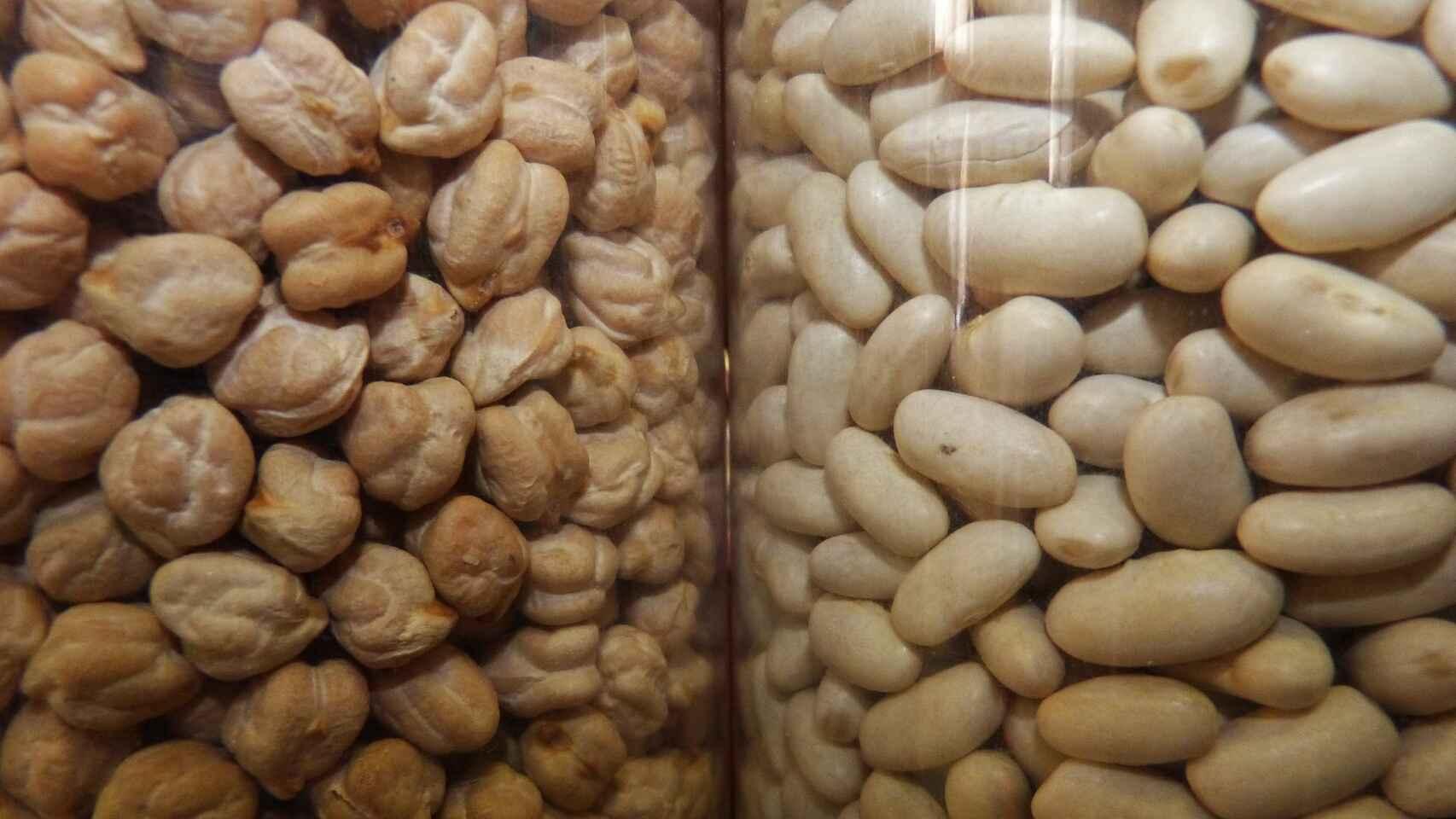 Recipientes de vidrio con garbanzos y alubias.