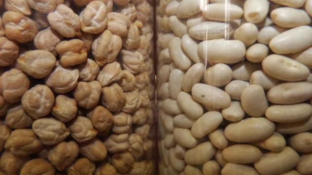 Recipientes de vidrio con garbanzos y alubias.
