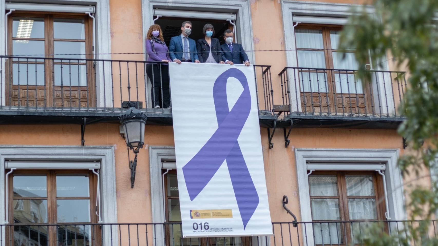 Un gran lazo morado se ha desplegado este lunes en la fachada de la Delegación del Gobierno en Castilla-La Mancha.