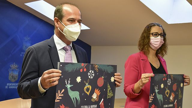 El alcalde de Guadalajara, Alberto Rojo, acompañado de la concejala de Festejos, Sara Simón.