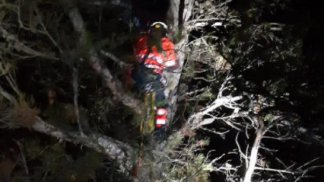 Así fue el rescate de un parapentista accidentado anoche en Villanueva del Trabuco.