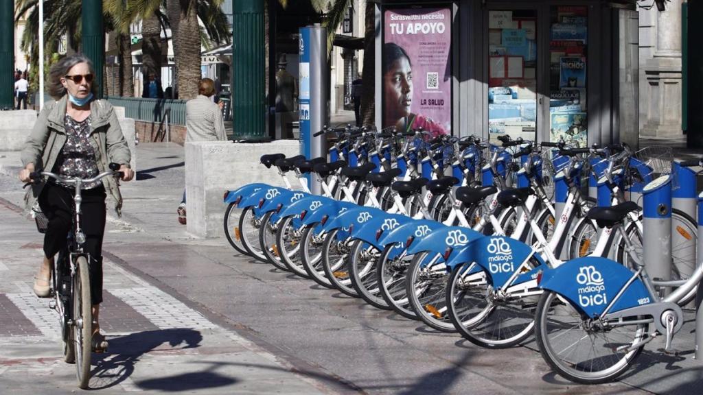 Imagen de archivo de una ciclista circulando junto a una de las antiguas estaciones de Málagabici.