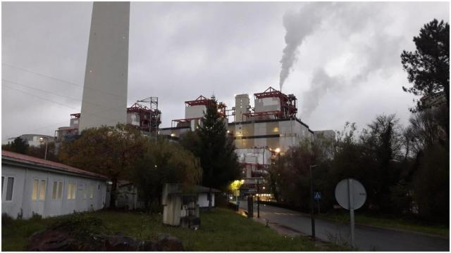 Central térmica de Endesa a primera hora de la mañana de este lunes