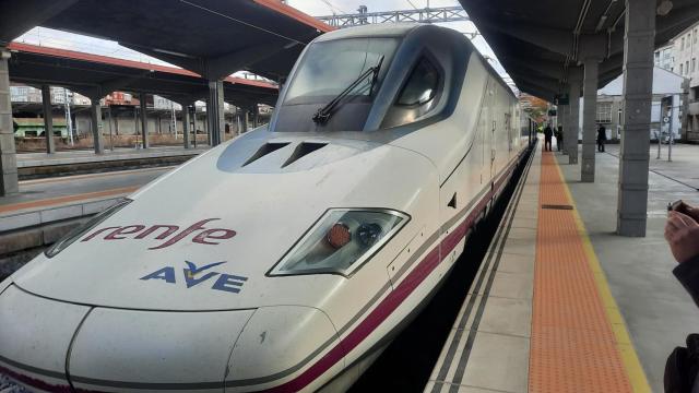 AVE de Renfe en la estación de Ourense.