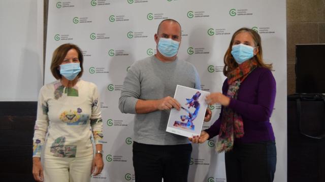 El catedrático David Posada, junto a Carmen Abeledo y Isabel Orbe