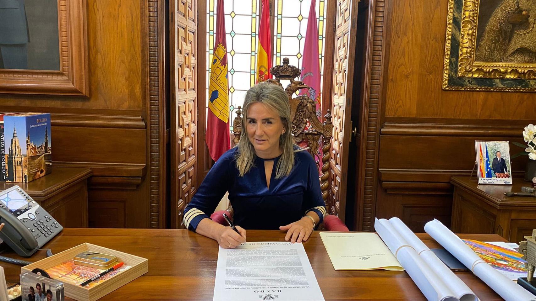 Milagros Tolón firmando el bando llamando a los toledanos a celebrar el VIII Centenario de Alfonso X El Sabio.