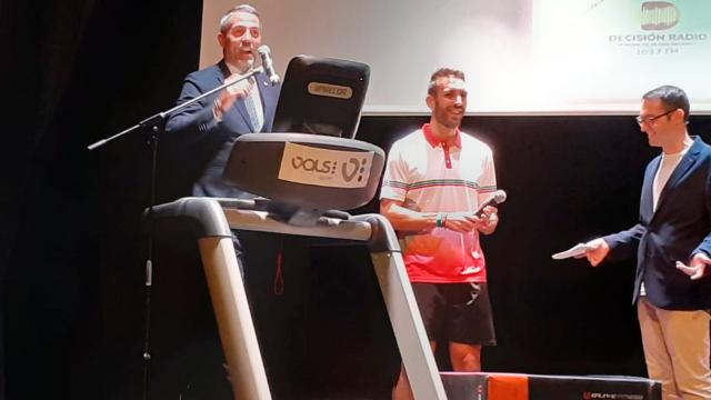 Juan Carlos Maldonado, sobre una cinta de correr en los premios AJE de Málaga.