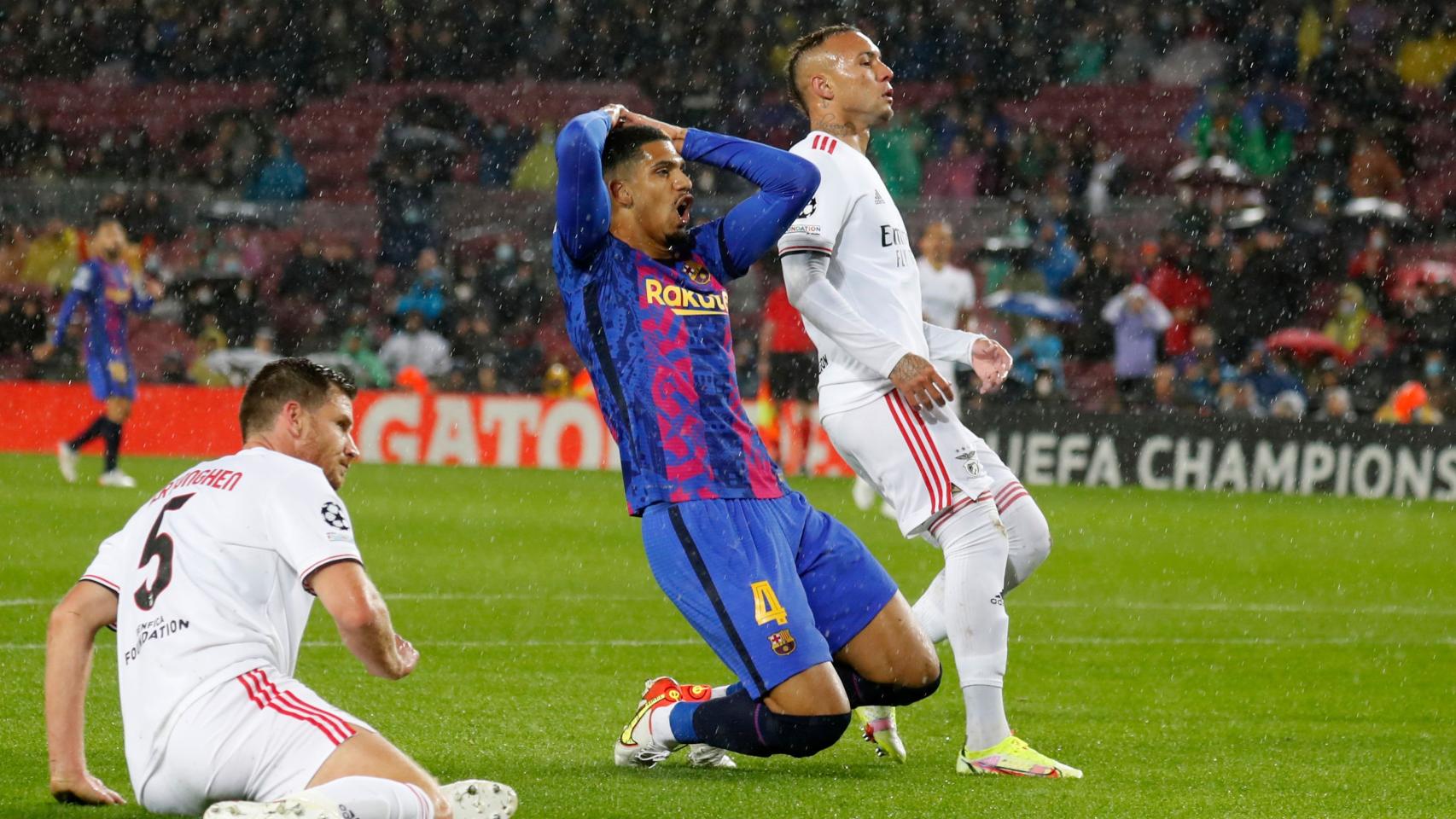 Araujo se lamenta tras fallar una ocasión de gol
