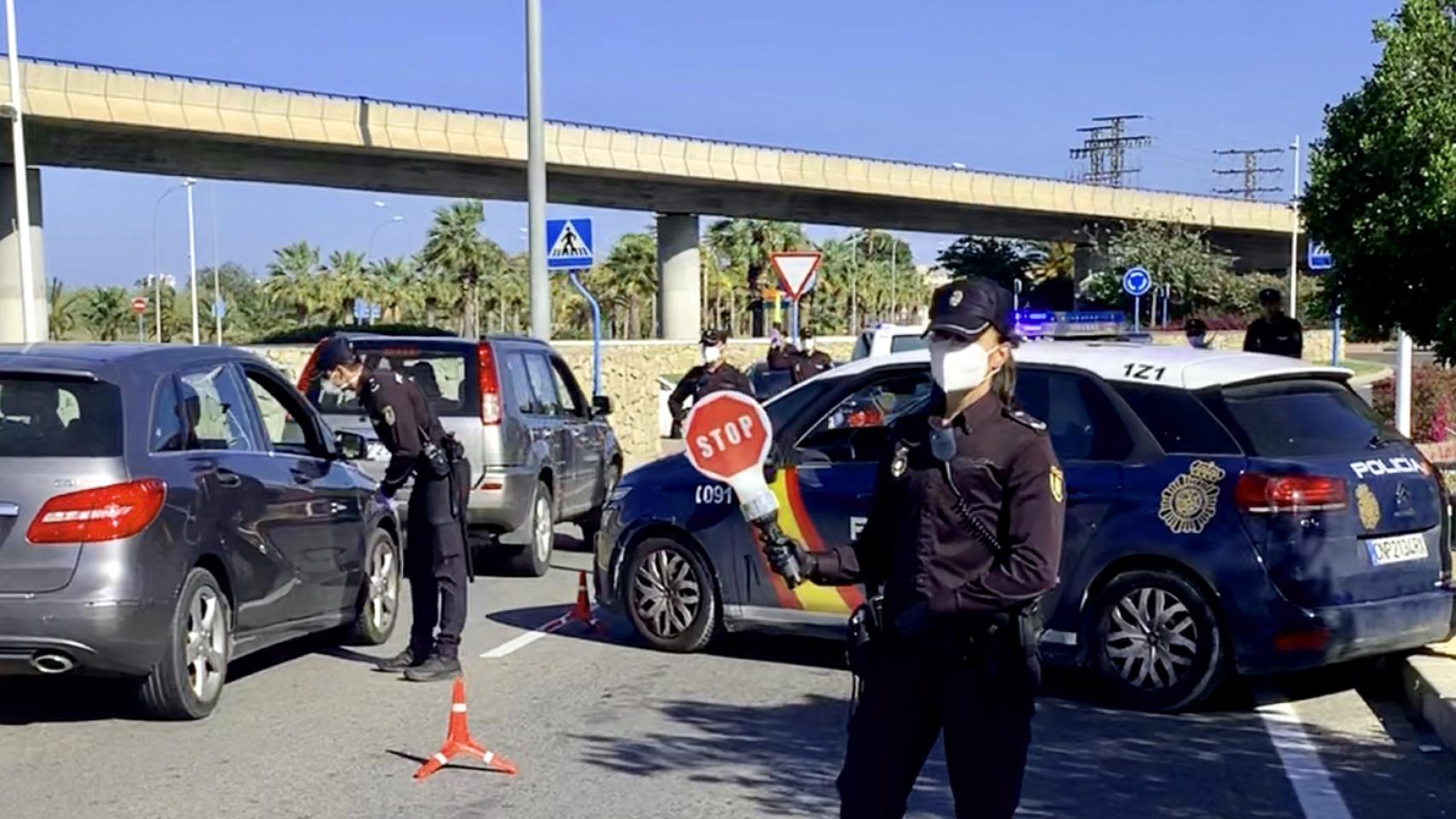 Control de policía en el casco urbano de Alicante.