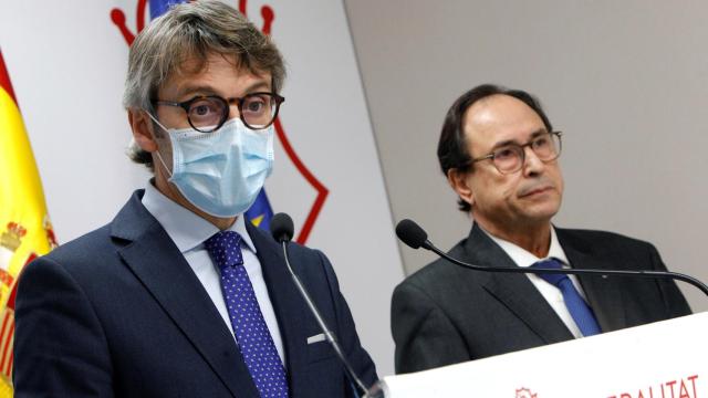 El Consejero de Economía y Hacienda de la Región de Murcia, Luis Alberto Marín (i), con el Conseller de Hacienda de la Generalitat Valenciana, Vicent Soler (d).