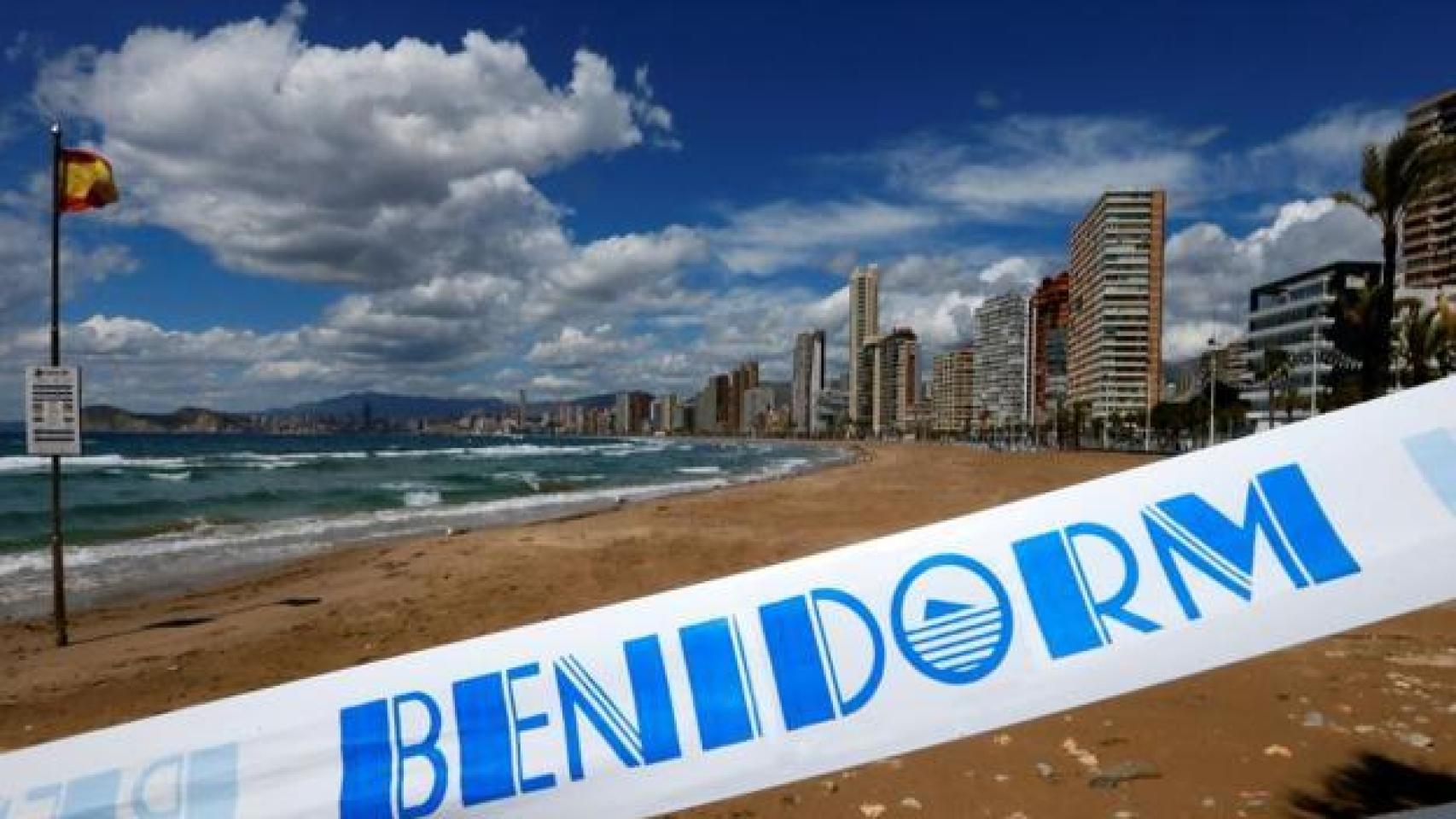 Playa de Benidorm cerrada durante el primer confinamiento, en imagen de archivo.