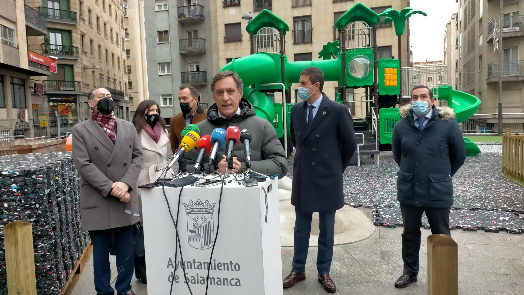 Carlos García Carbayo, durante su comparecencia ante los periodistas en la plaza del Campillo