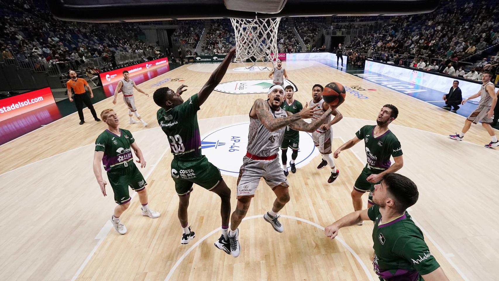 El Unicaja ante el San Pablo Burgos en la lucha por el rebote.