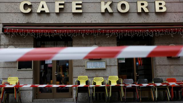 Los asientos abandonados de un café cerrado en Viena, inmersa en restricciones por la Covid-19.
