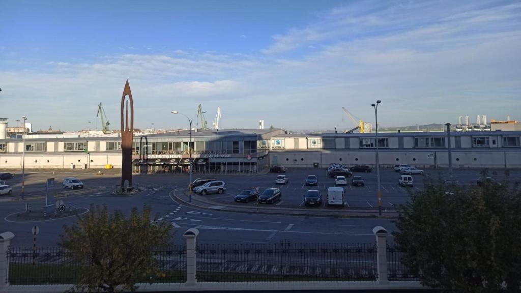 Vehículos aparcados delante de la lonja de A Coruña, en una imagen de archivo.