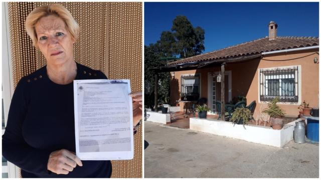Loreto, en su casa del pueblo almeriense de Pechina, posando con la orden judicial para demoler su vivienda.