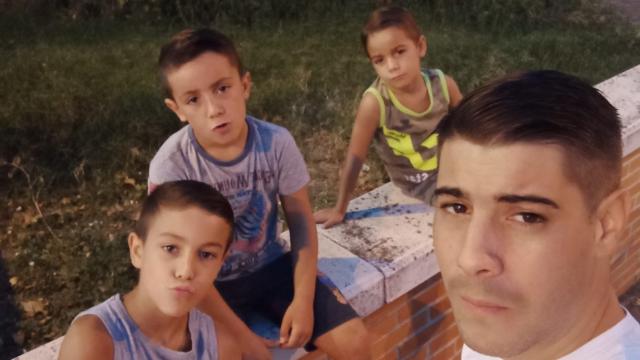 Miguel, padre de los niños sustraídos en Aranjuez, junto a los tres pequeños.