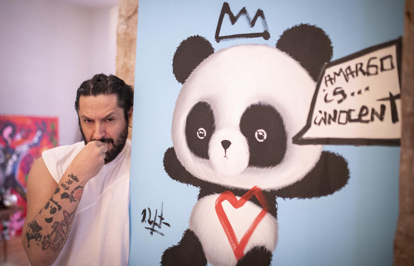 Rafael Amargo posando con el cuadro de Amargo is innocent.