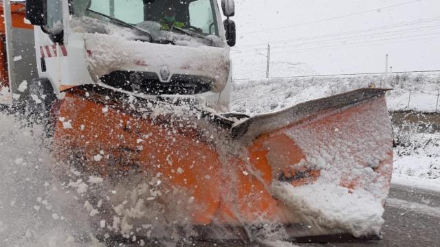Una máquina quitanieves despeja la carretera de Valoria la Buena