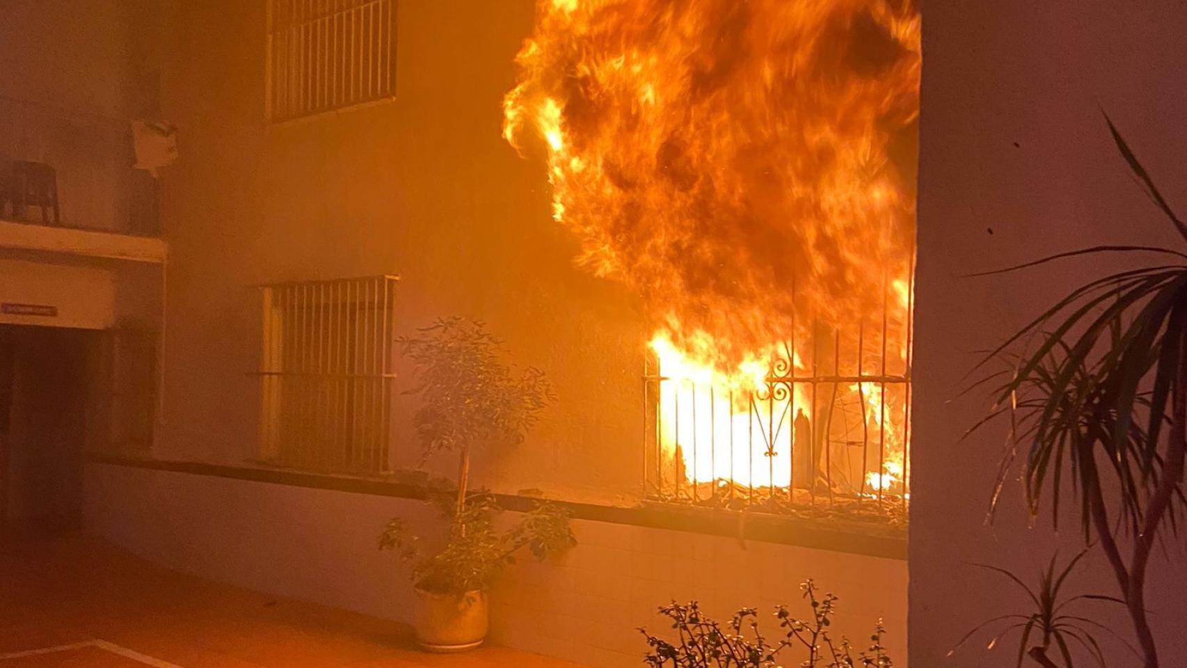 El fuego, por fuera, fue sofocado antes de que afectara a plantas superiores.