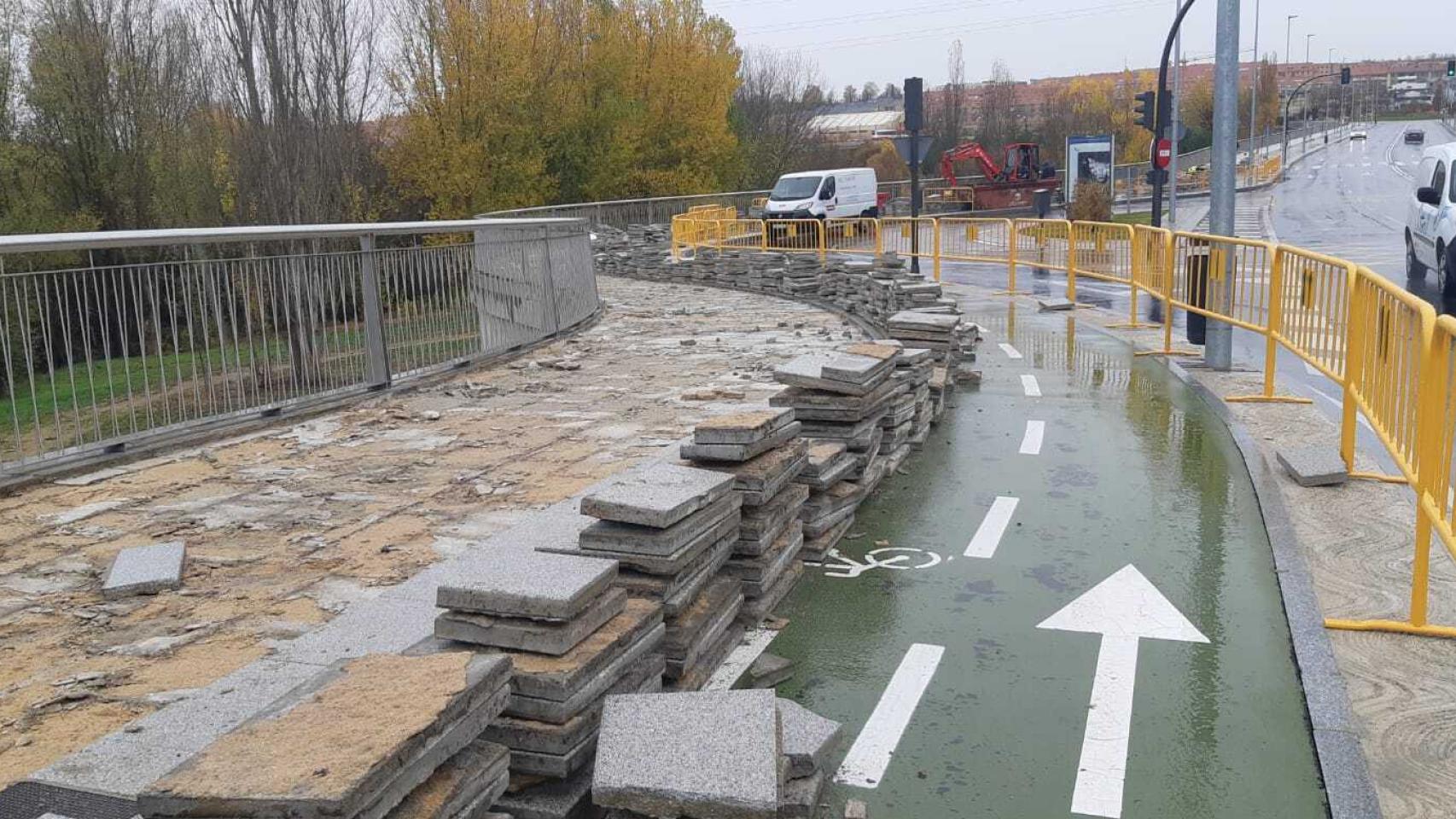 La reparación de las baldosas hundidas en las aceras del vial ha obligado a colocar vallas protectoras