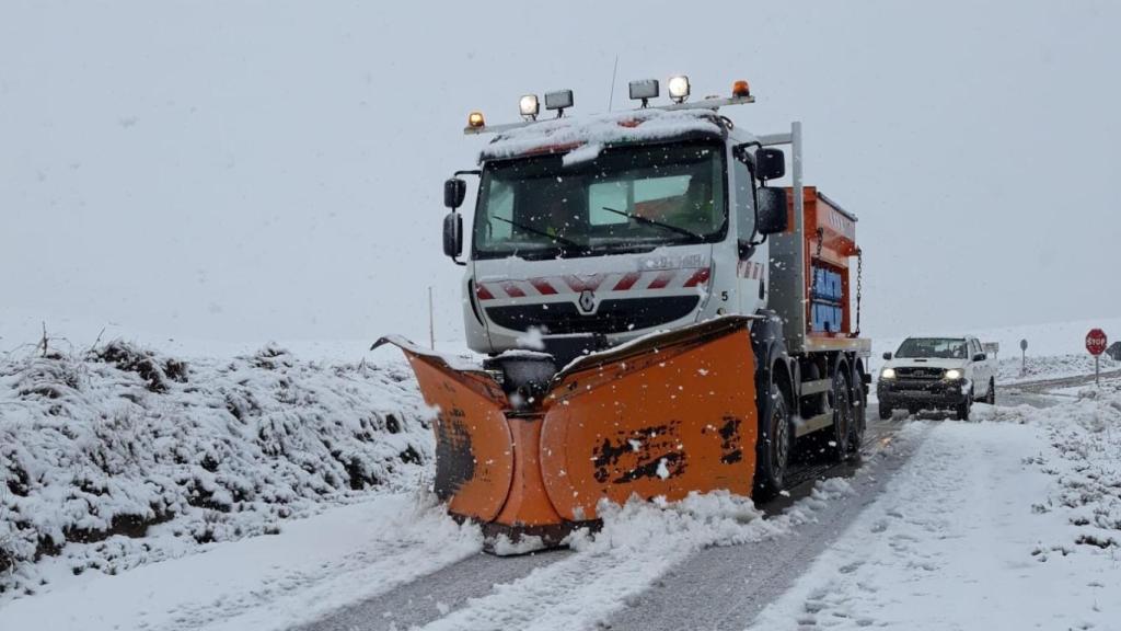Una máquina quitanieves realiza trabajos de limpieza en la carretera de San Martín de Valvení