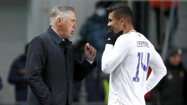 Carlo Ancelotti y Casemiro hablan durante el partido ante el Sheriff