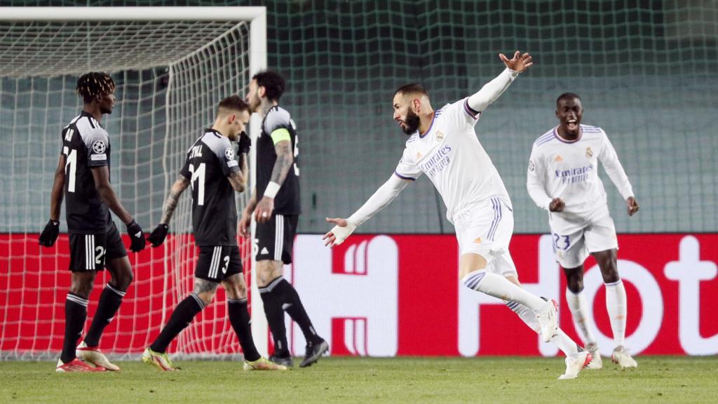 Karim Benzema celebra con sus compañeros del Real Madrid su gol al Sheriff Tiraspol