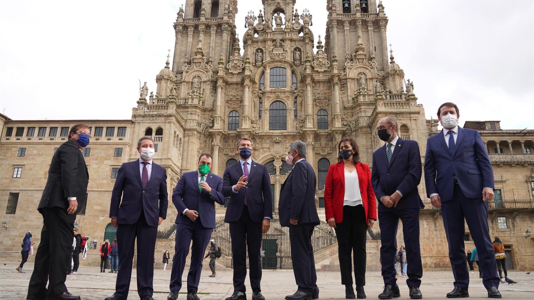 Los presidentes autonómicos posan en una fotografía en la Plaza del Obradoiro tras participar en la Cumbre de Santiago de Compostela. Foto: Álvaro Ballesteros - Europa Press